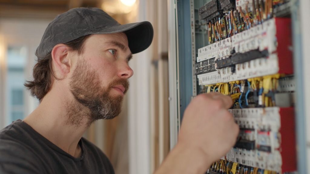 Comment contrôler le tableau électrique et les dispositifs de protection